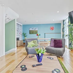 Pebble Mews House - By My Getaways - Parking For One Small Car Apartment